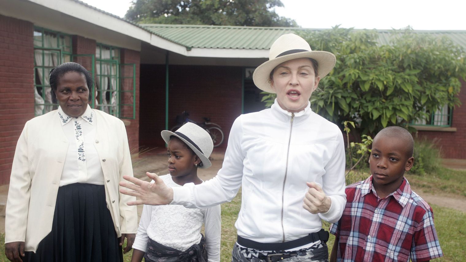La chanteuse américaine Madonna entourée par ses enfants David (d) et Mercy, le 5 avril 2013 à Namitete au Malawi afp.com - AMOS GUMULIRA